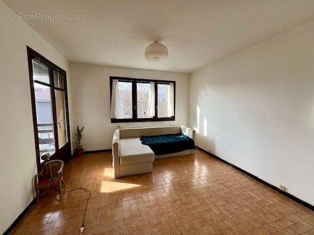   - Commerce à CROLLES