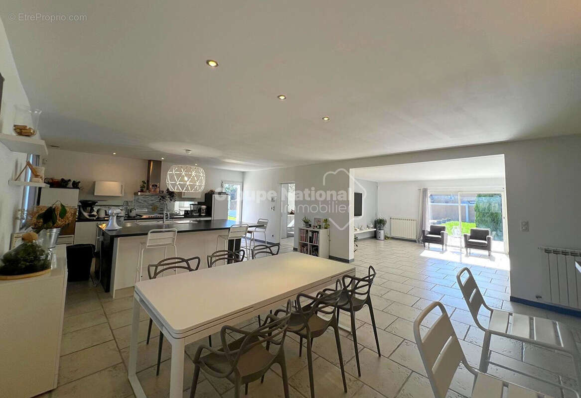 Maison à ENTRAIGUES-SUR-LA-SORGUE