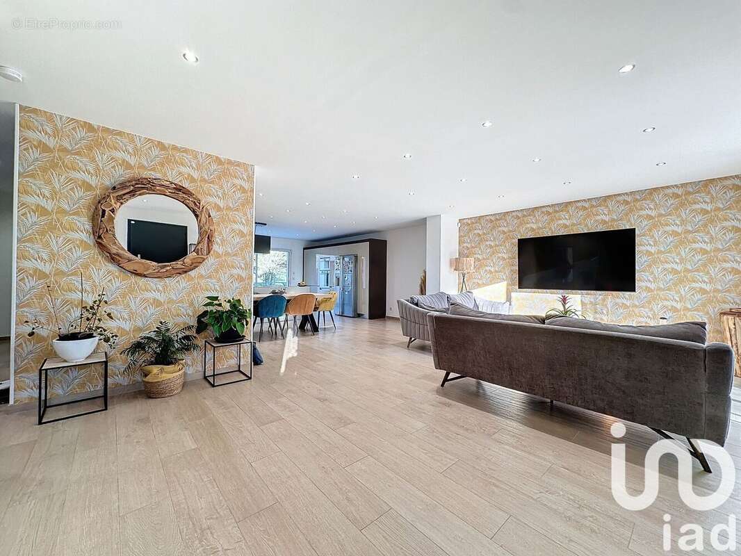 Maison 208 m² à Grisy-Suisnes  - photo 3