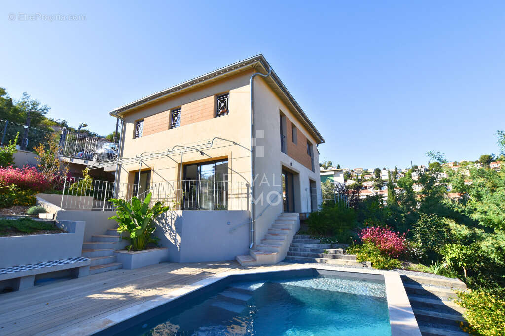 Villa neuve de 135 m2 avec vue mer, piscine, sur un terrain de 744 m2, garage et parking inclus - photo 2