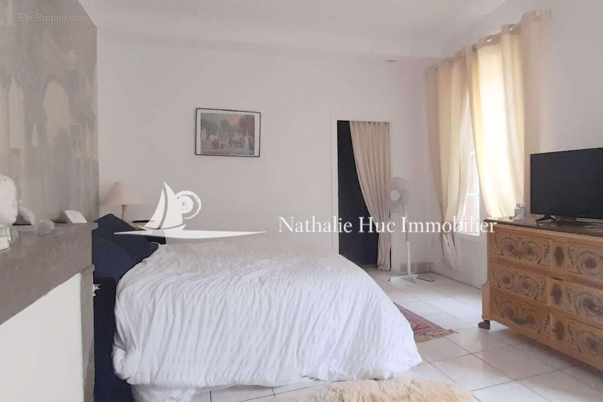 Maison 300 m² à Saint-Laurent-De-La-Salanque  - photo 4