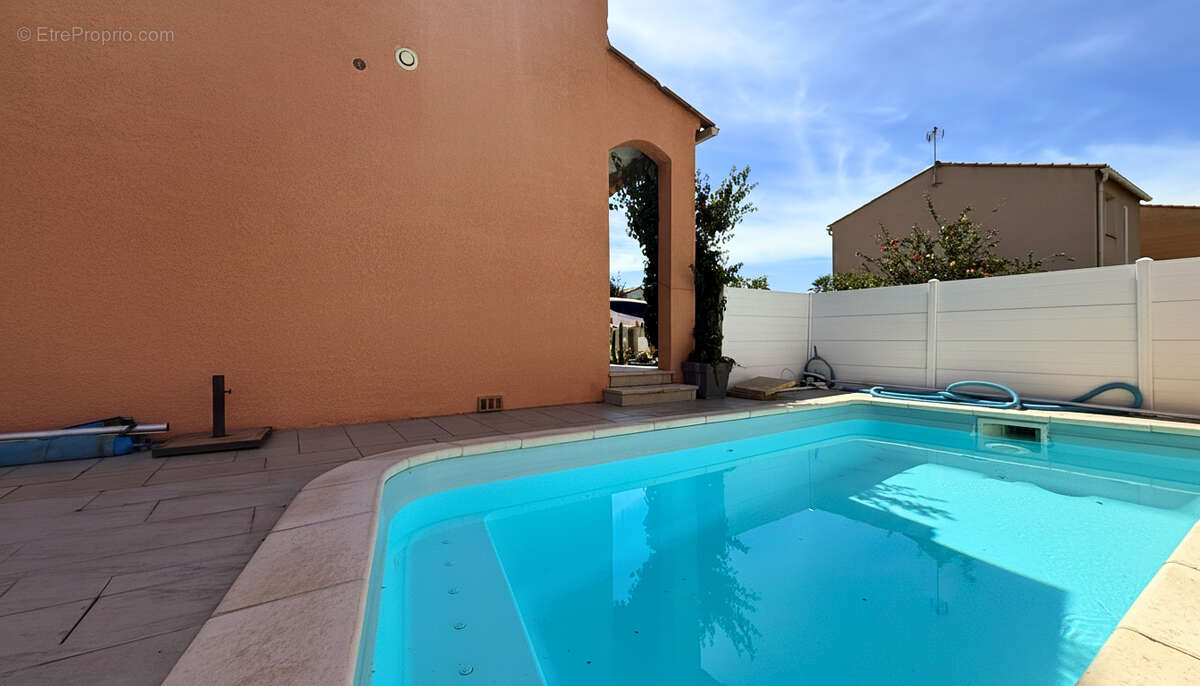 Maison 3 Faces avec Piscine, Pergola, Jardin Arboré et Panneaux Solaires - photo 2