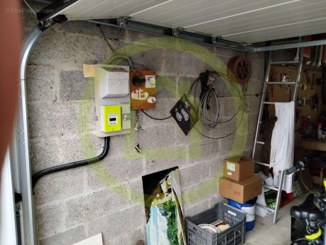 Parking à LE PLESSIER-SUR-SAINT-JUST