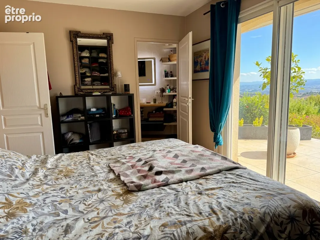 Oingt - Une villa familiale 5 chambres avec piscine et vue dégagée - photo 5