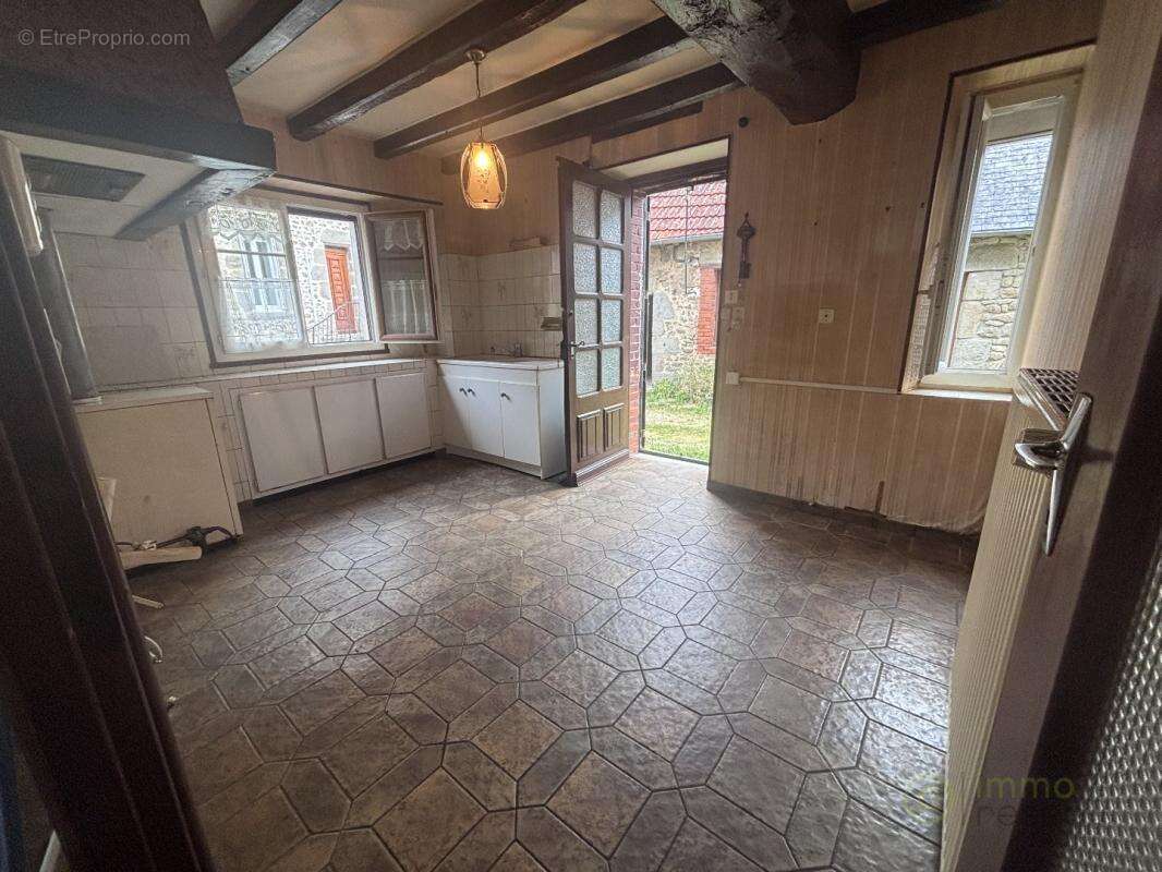 Maison 71 m² à Cressat  - photo 4
