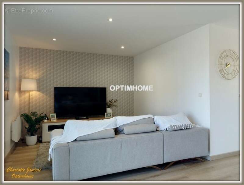 Maison à VILLEBOIS-LAVALETTE