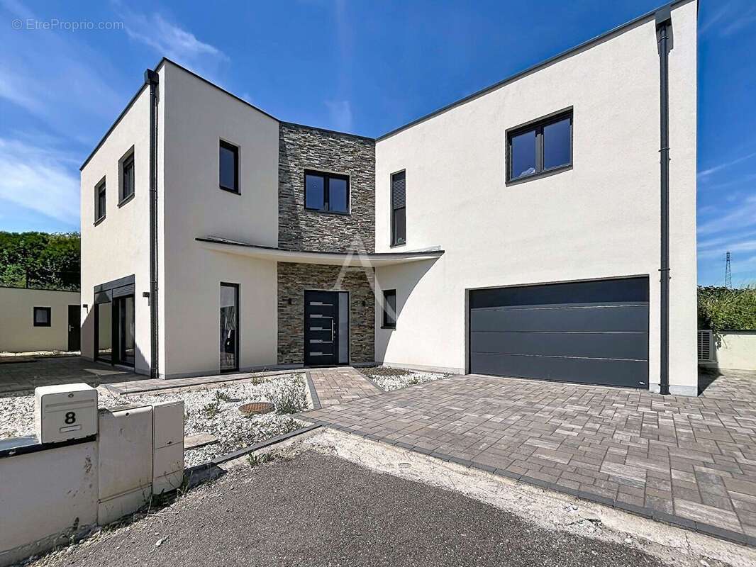 Maison à NEUFCHEF