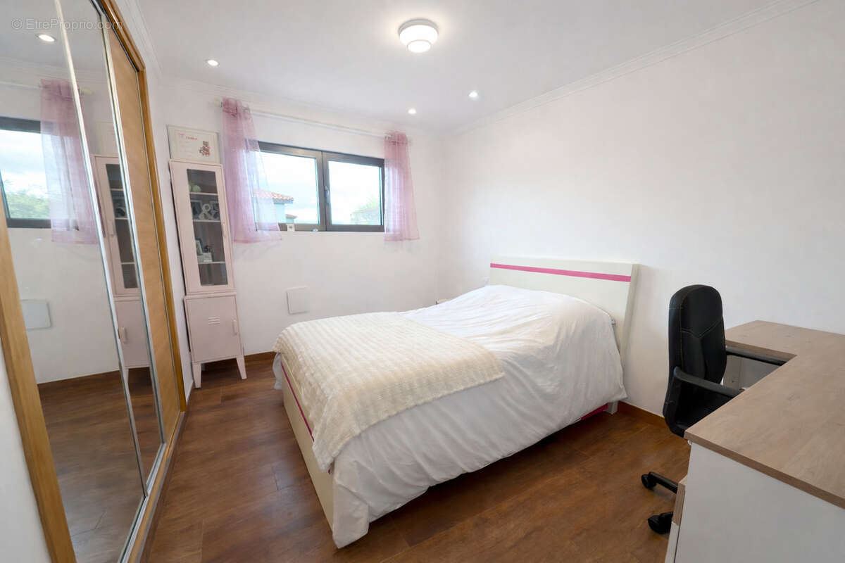 Maison à SAINT-LAURENT-DE-LA-SALANQUE