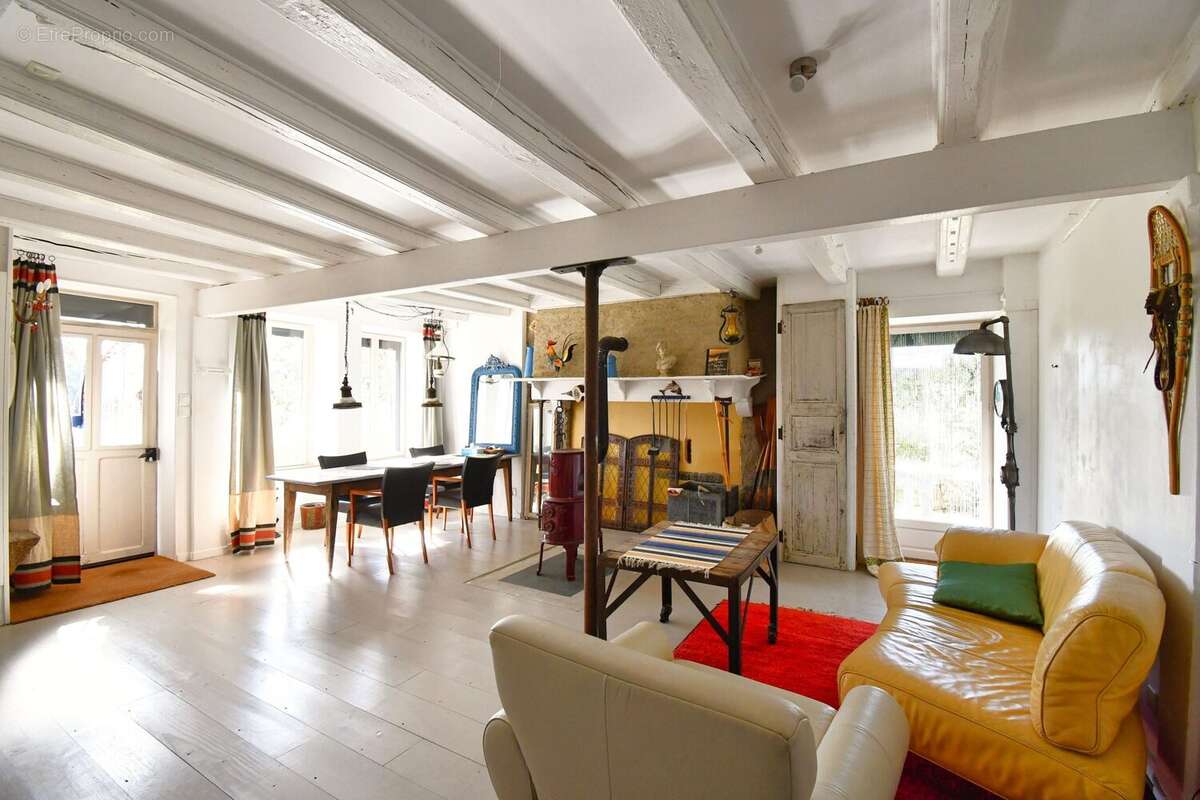 Maison à MENESSAIRE