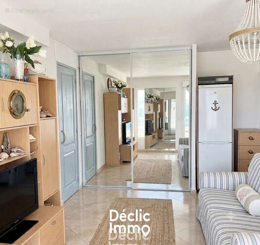 A VENDRE Studio avec grande terrasse vue mer . - photo 3