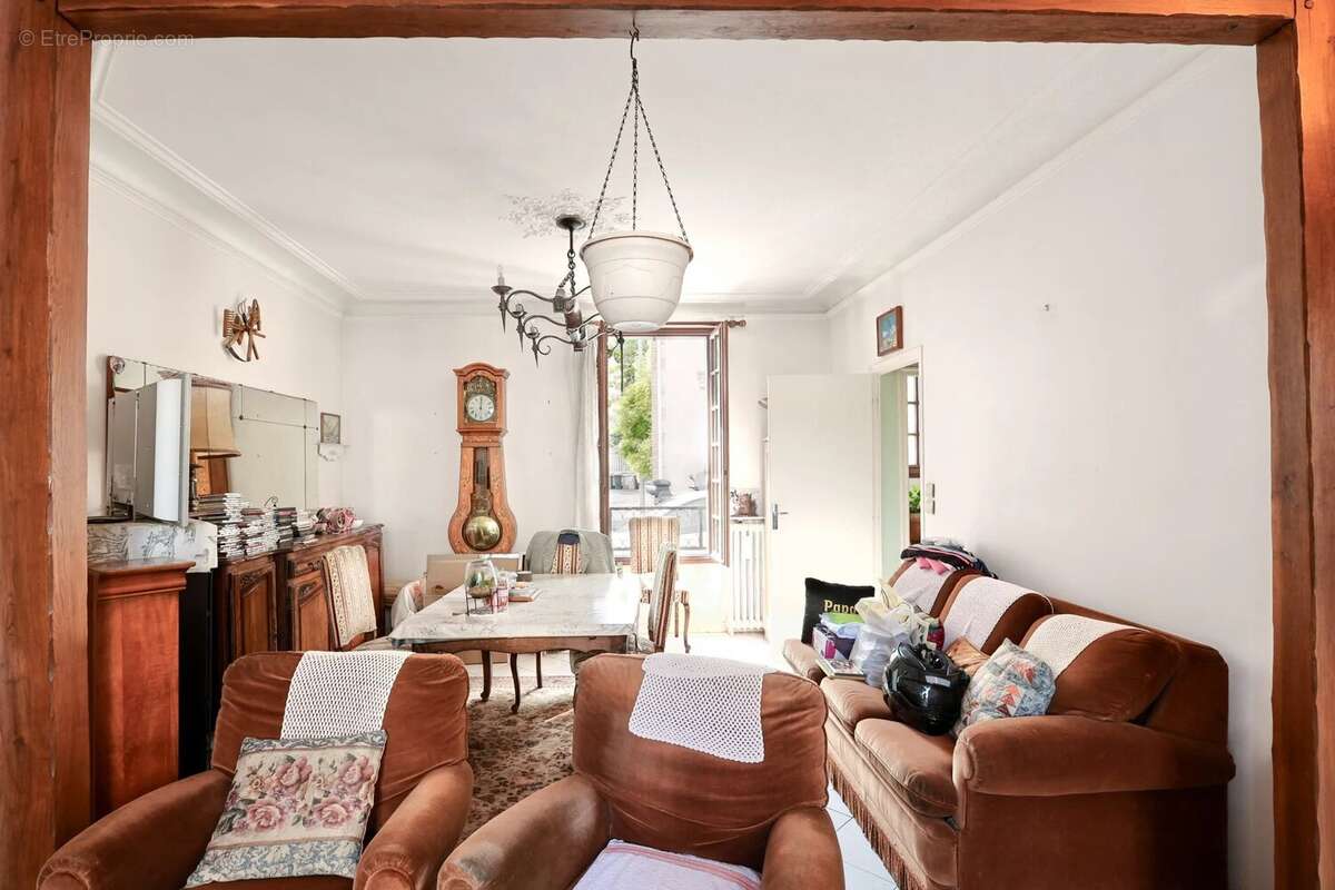 EXCLUSIVITÉ – Maison familiale traversante avec jardin, garage, sous-sol total et fort potentiel d’évolution – Plateau de Gentil - photo 5