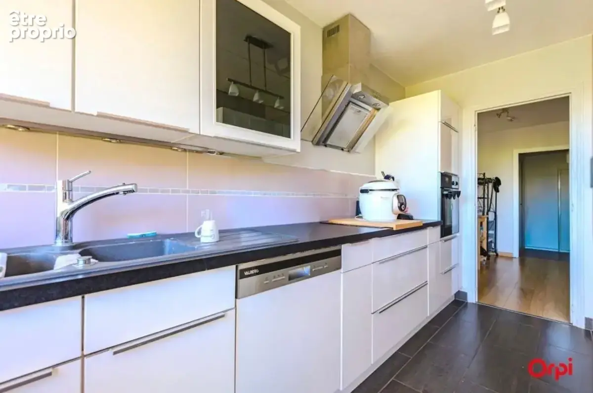 Appartement T3 À Vendre avec 2 Balcons et Stationnement Centre-Ville de Reims - photo 6