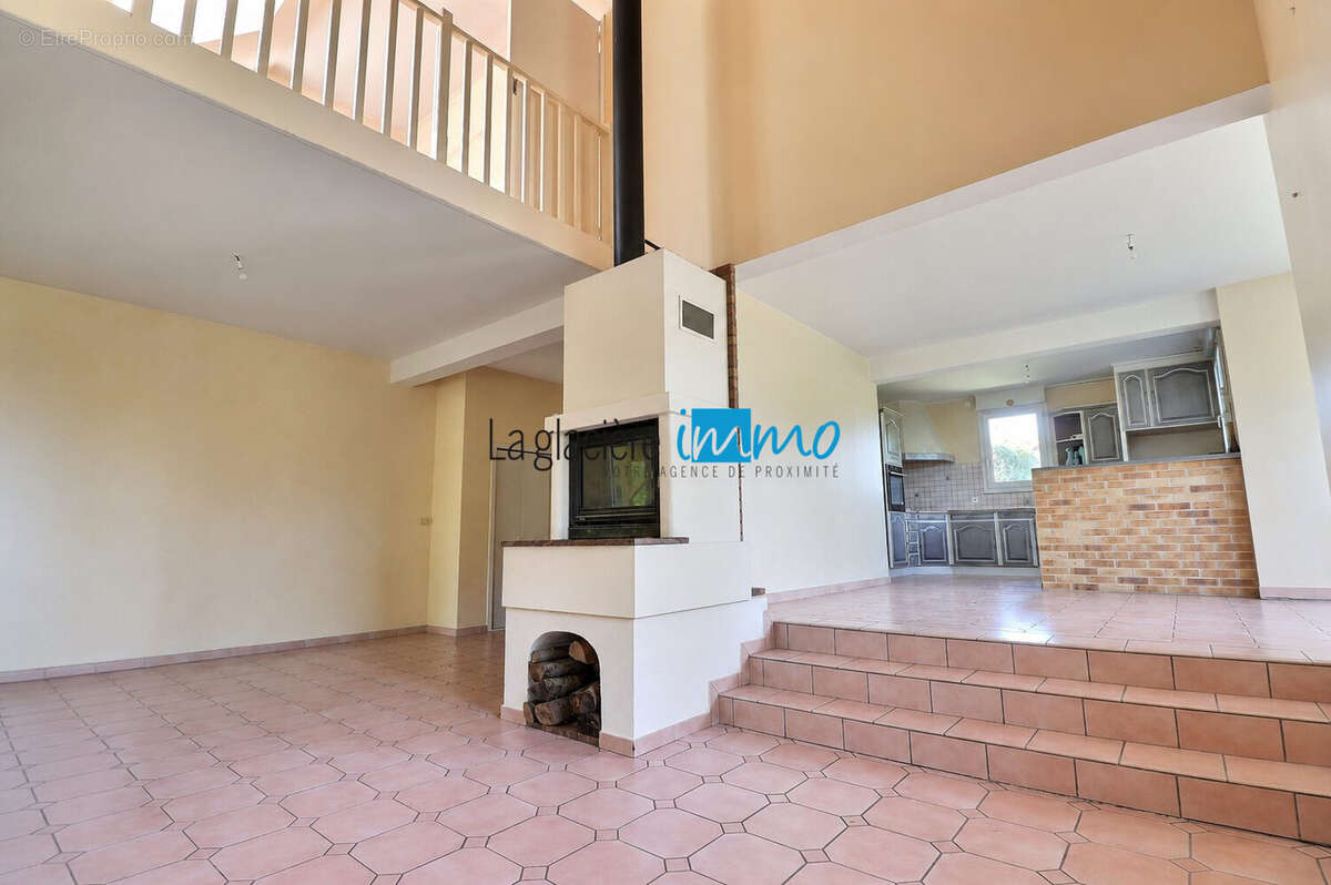 Maison 152 m² à Saint-Genes-Champanelle  - photo 3