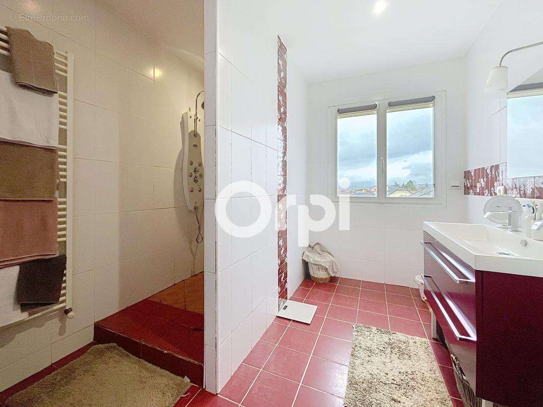 Maison à SAINT-PANTALEON-DE-LARCHE