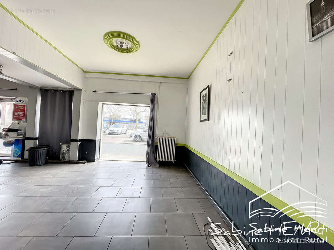 Commerce à MIRANDOL-BOURGNOUNAC