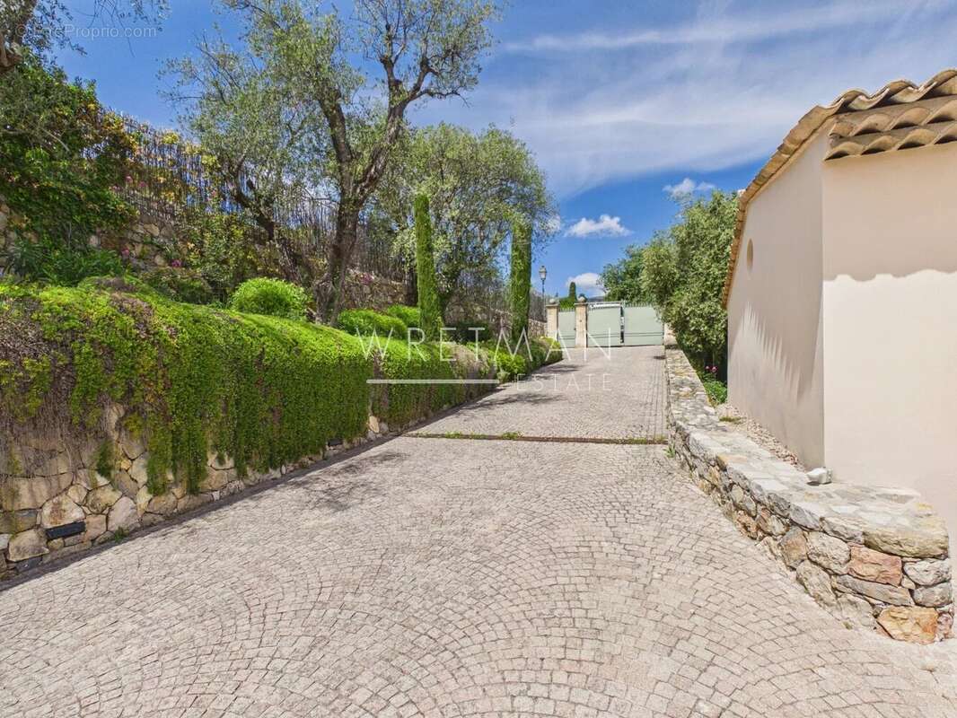 Maison à CHATEAUNEUF-GRASSE