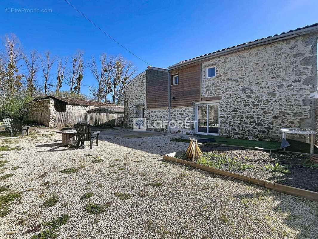 Maison à AZAY-SUR-THOUET