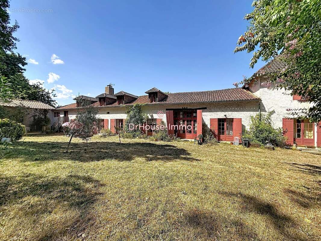 Maison 500 m² à Neuvic  - photo 2