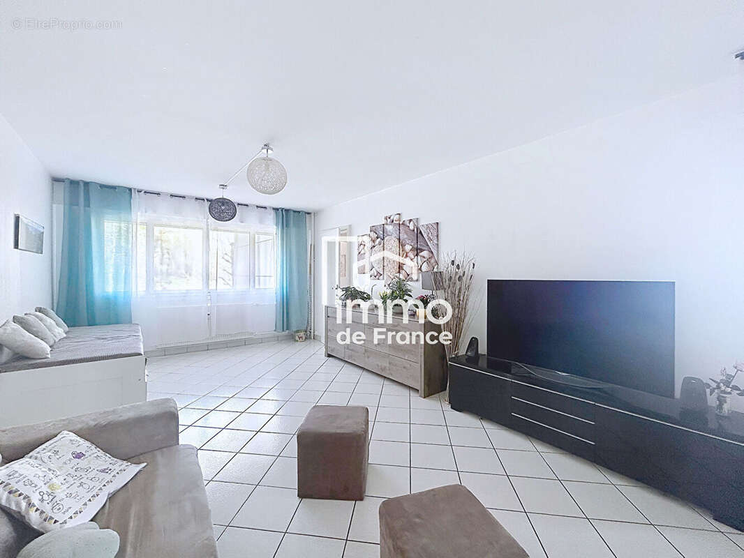 T4 de 92m² avec terrasse vue Mont-Blanc - Gex - photo 2