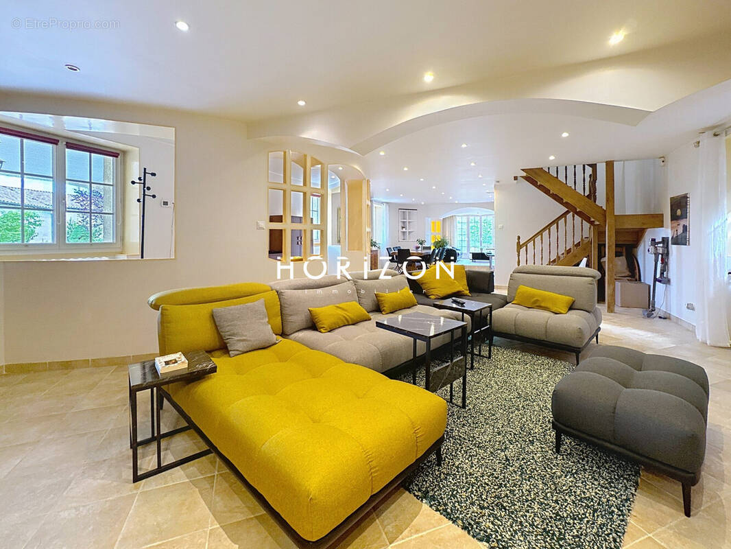 Maison 201 m² à Peyzieux-Sur-Saone  - photo 2