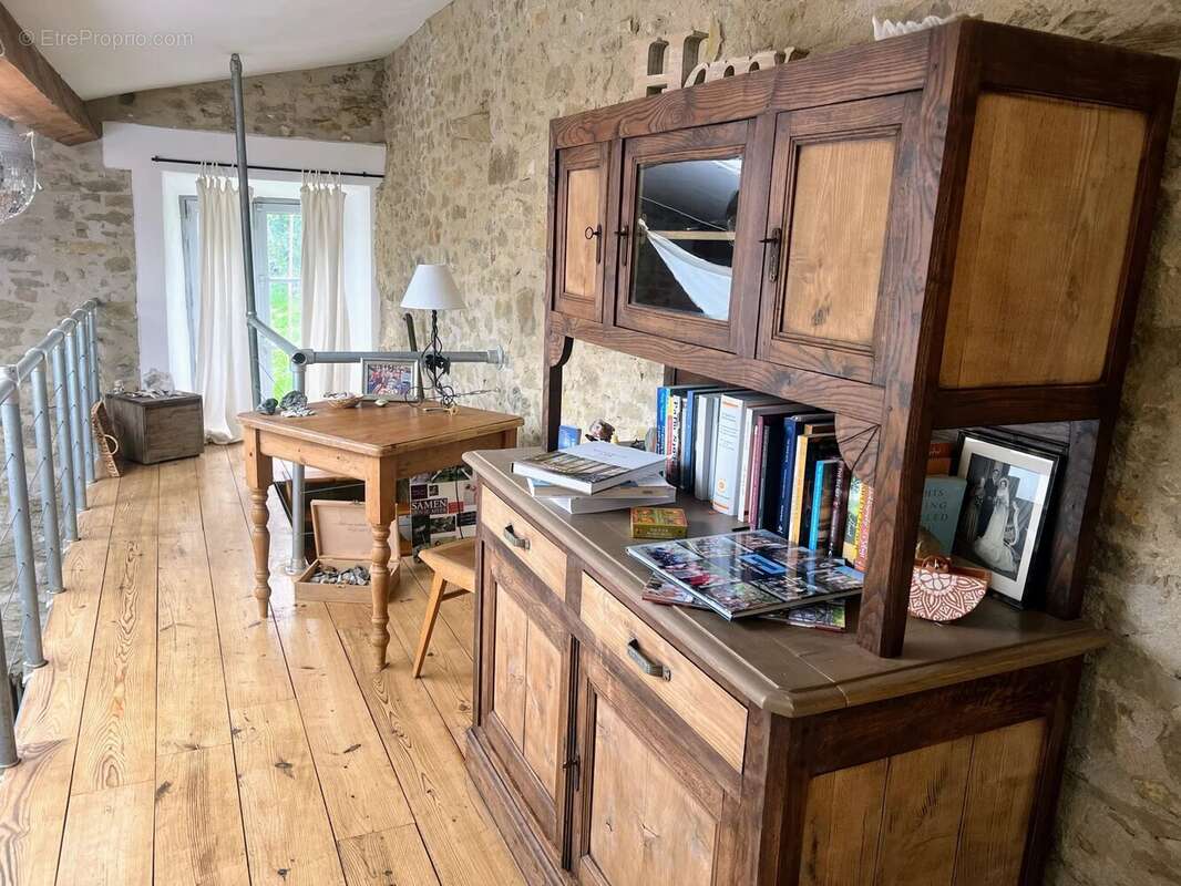 Ensemble de trois maisons de village en pierre autour d'une cour avec piscine - photo 4