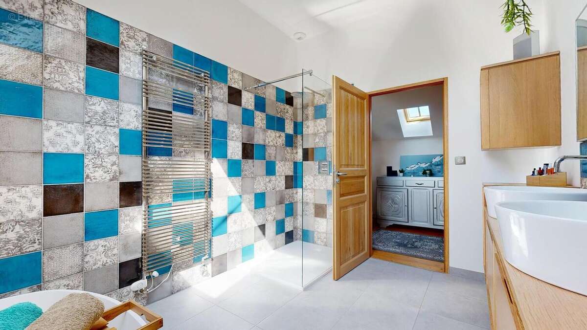 Salle de bain + douche étage - Maison à SAINT-CYPRIEN