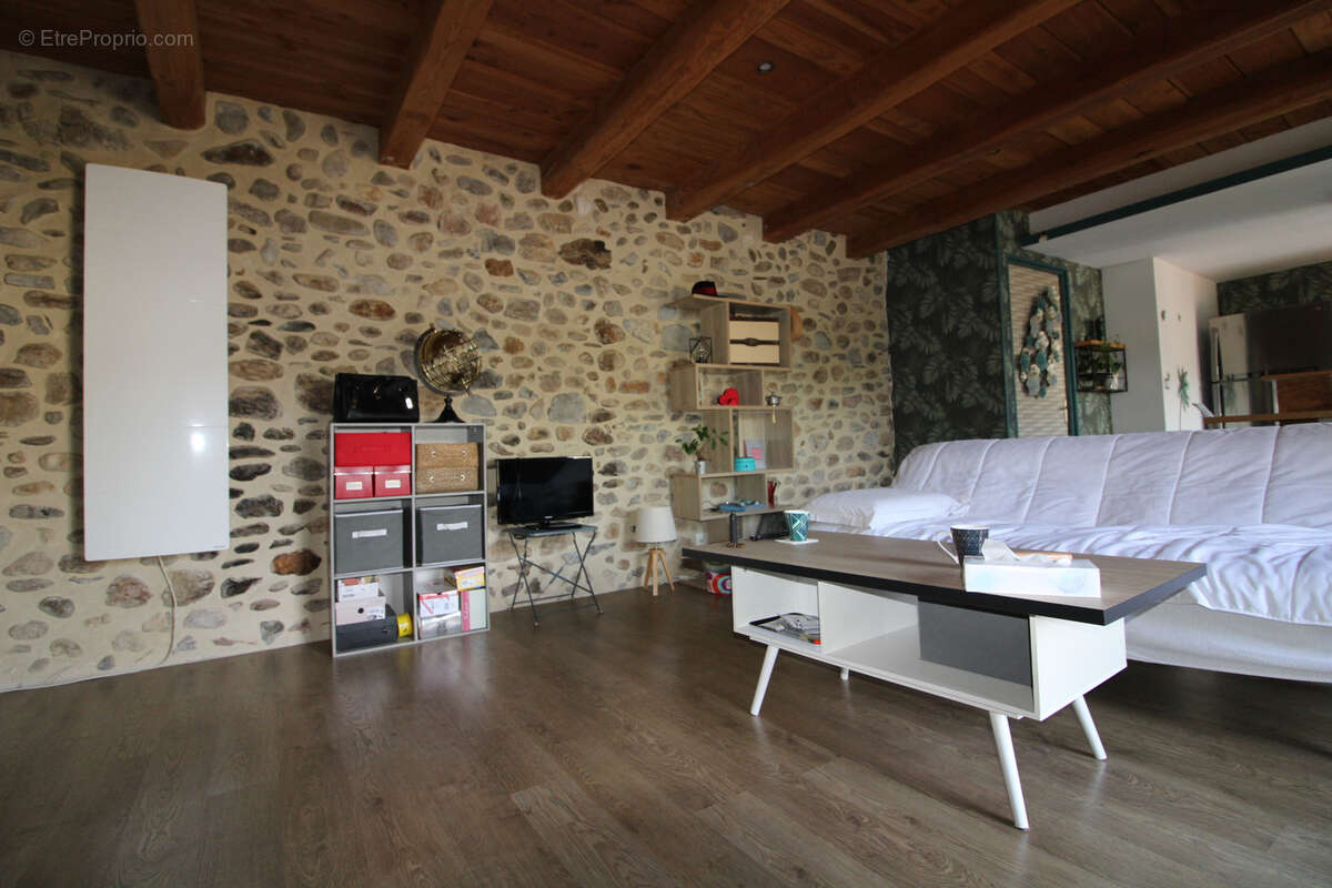 Maison à MEYRANNES