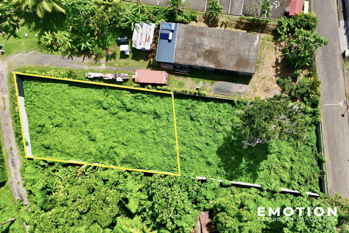 Terrain à PETIT-BOURG