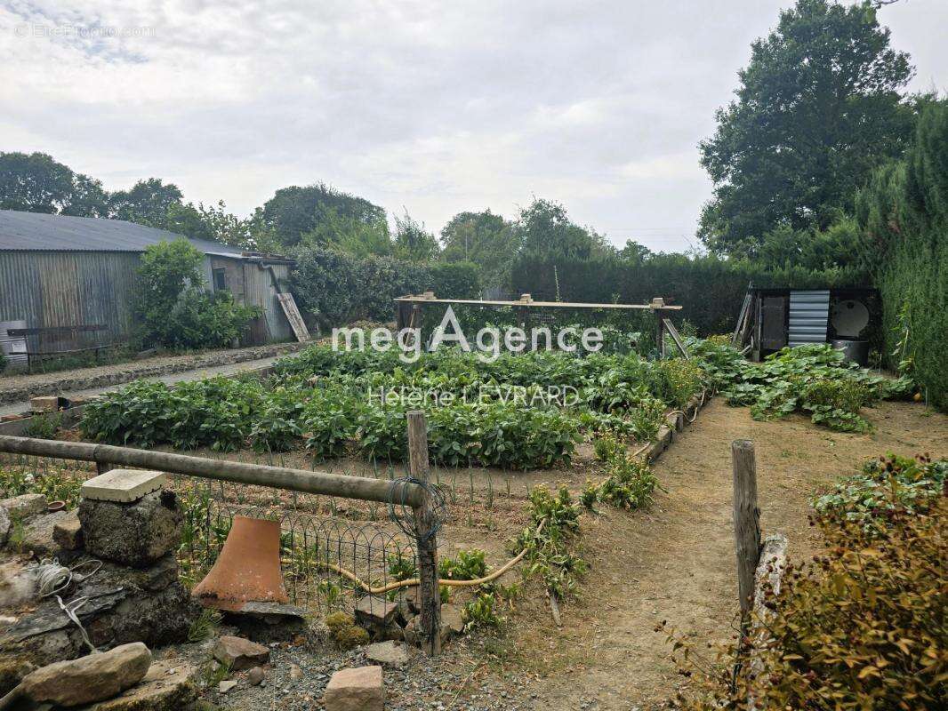 Terrain de loisirs avec plan d'eau et jardin - photo 2