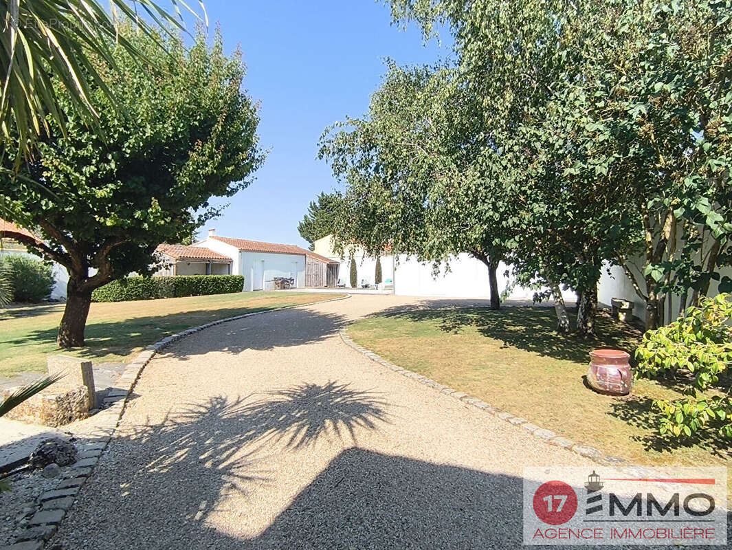 Maison familiale avec piscine, double garage et nombreuses dépendances - photo 16