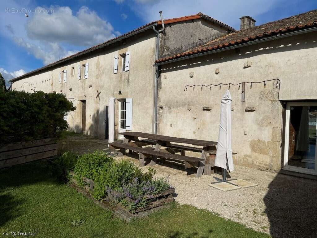 Maison à CHEF-BOUTONNE