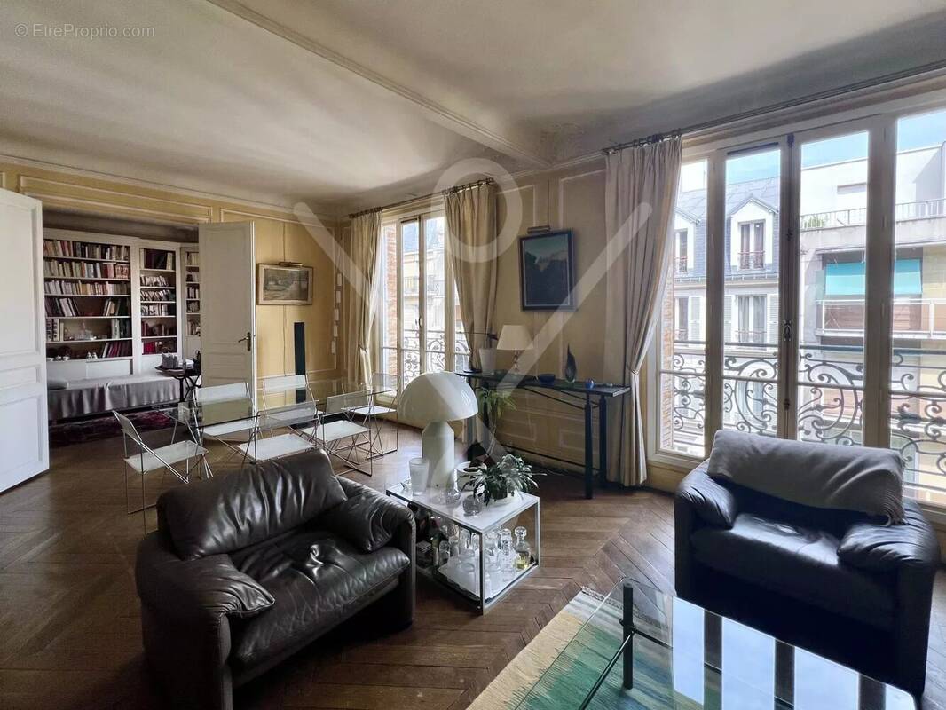 Appartement à PARIS-16E