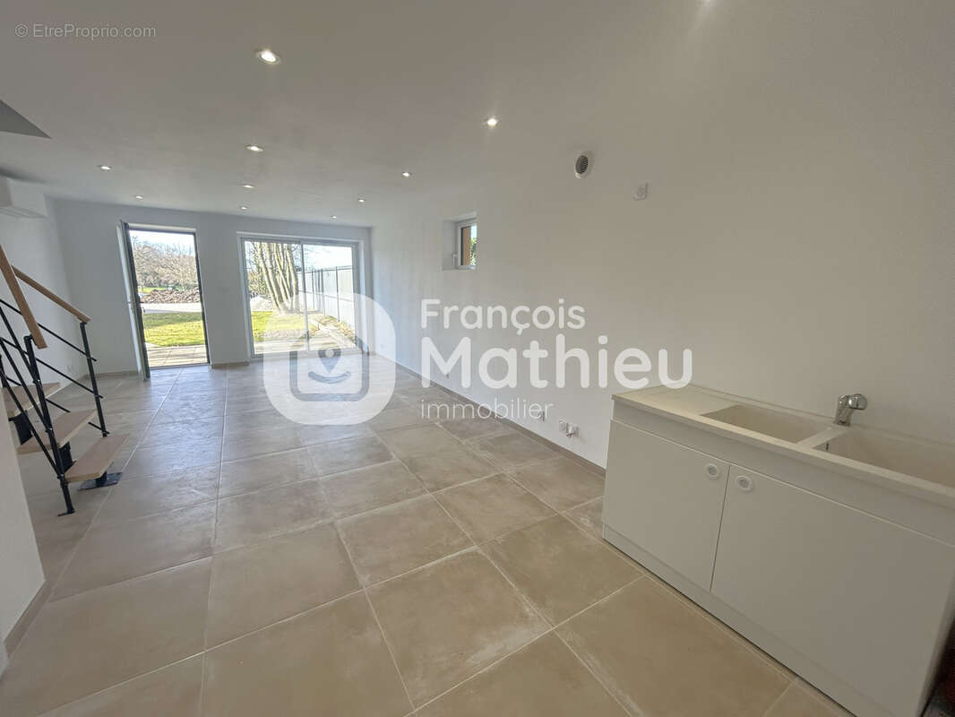 Condeissiat -  Maison T4 rénovée en 2025 avec jardin. - photo 3