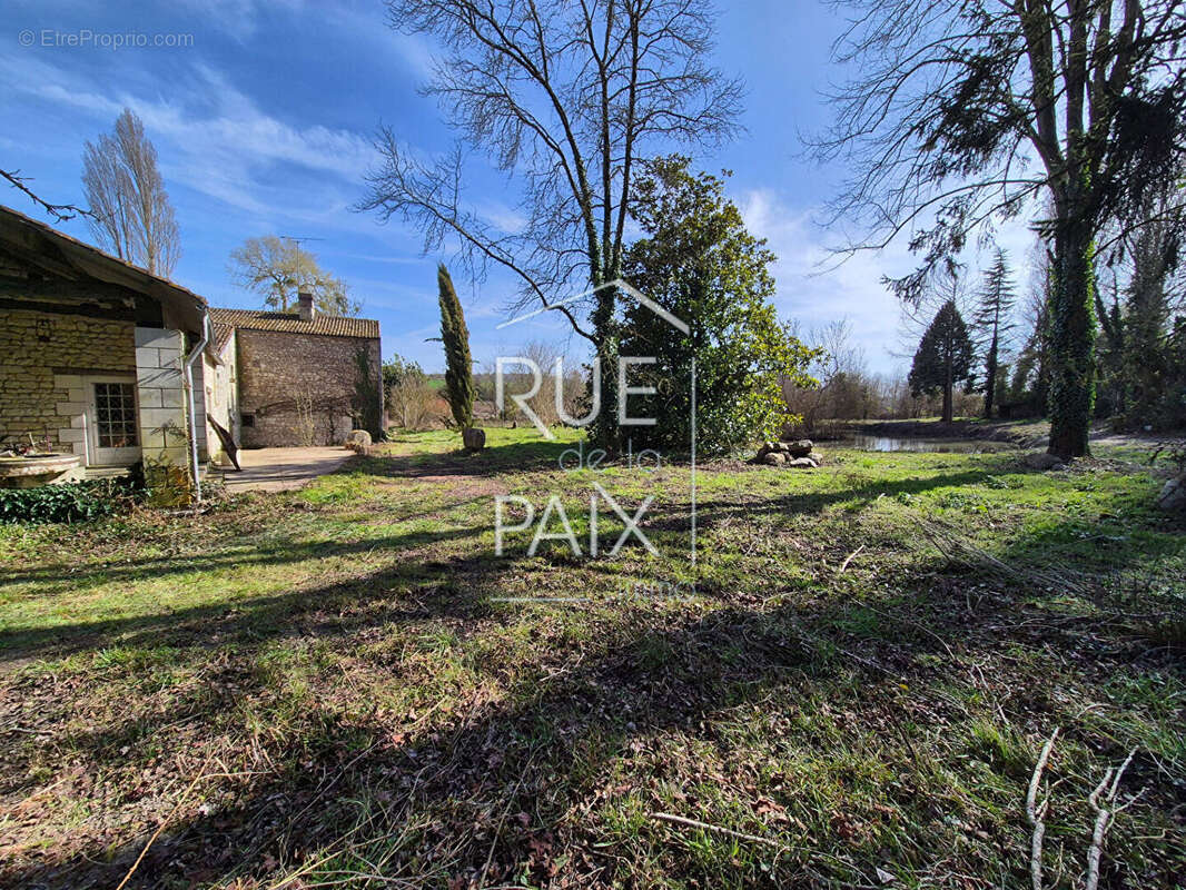 Maison à LES TROIS-MOUTIERS