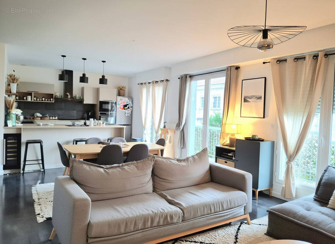 Pièce à vivre avec cuisine américiane - Appartement à MERIGNAC