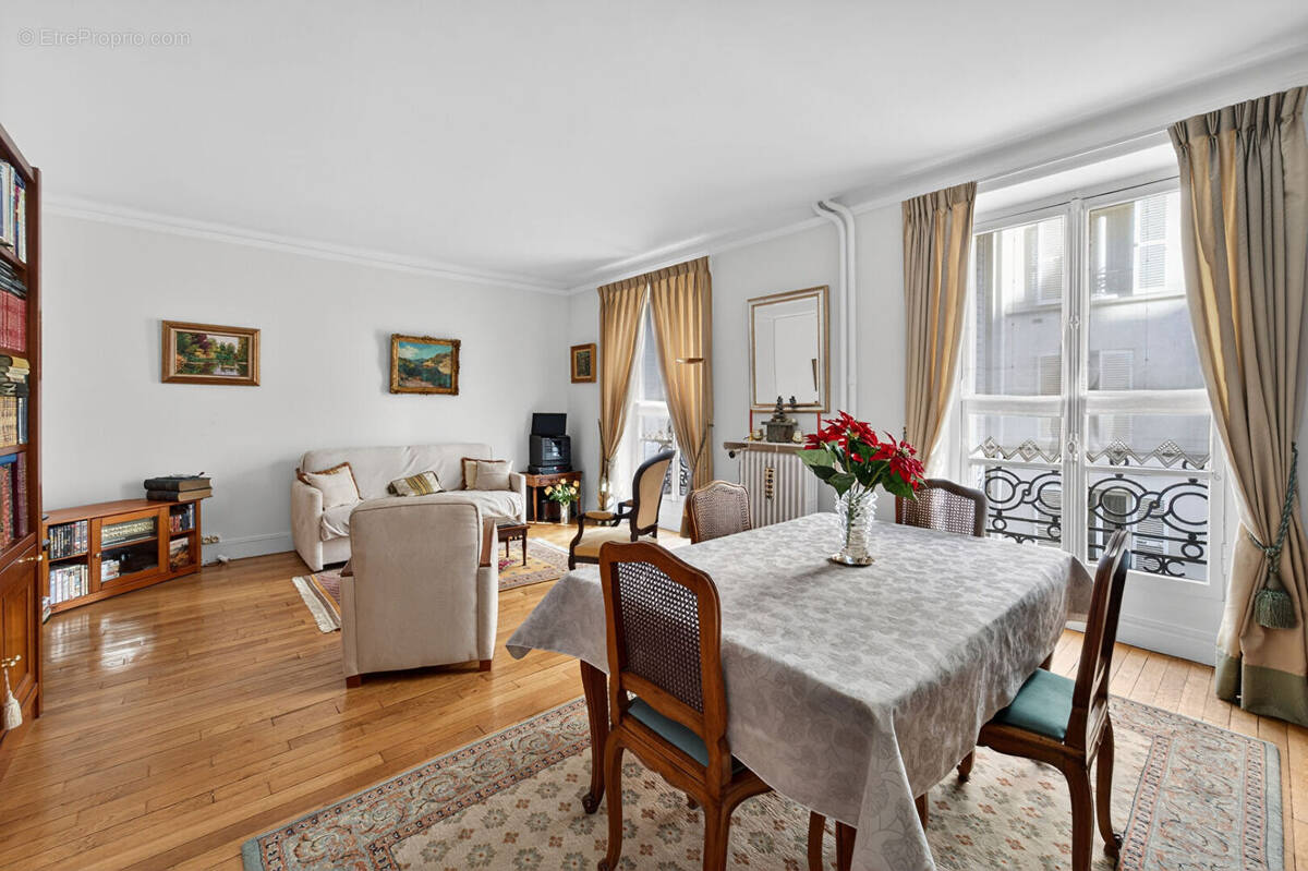 Appartement à NEUILLY-SUR-SEINE