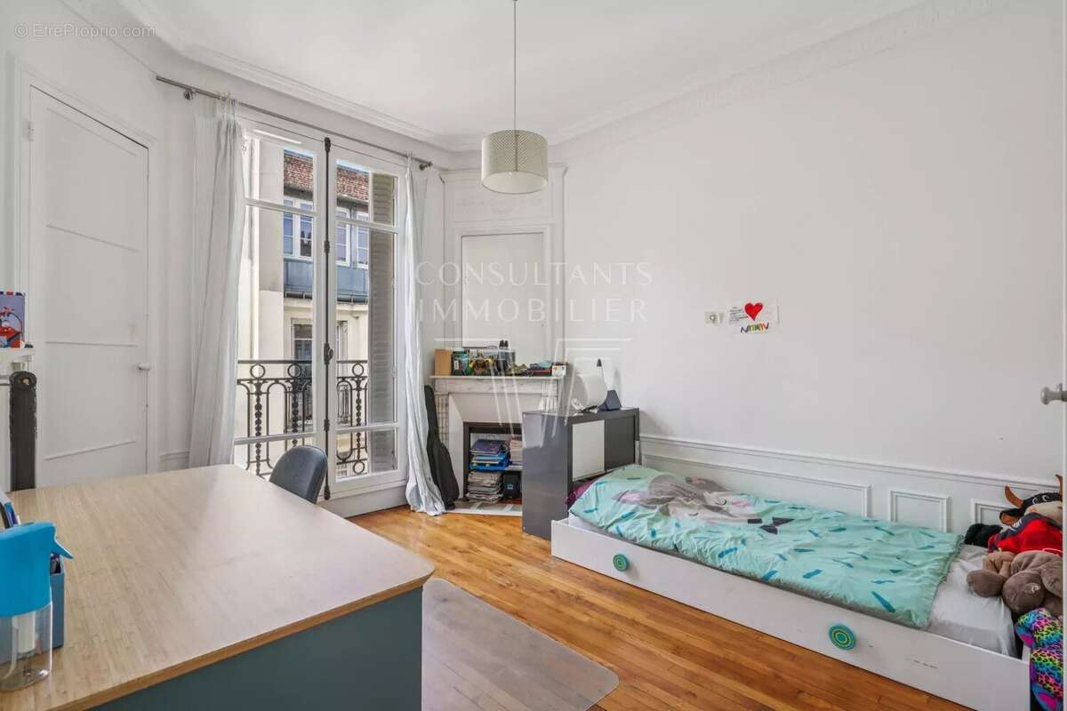 Appartement à NEUILLY-SUR-SEINE