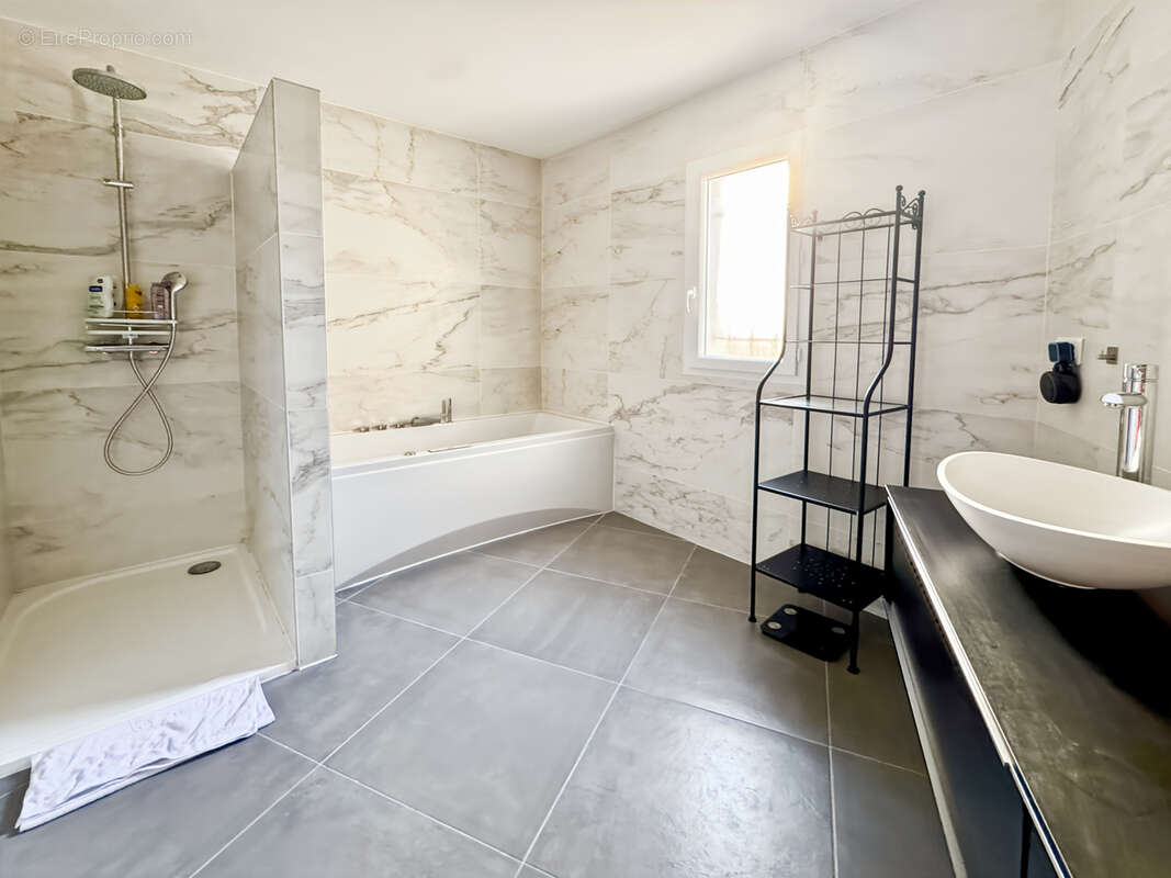 Éguilles   Belle propriété familiale avec dépendances, piscine et double garage. - photo 9