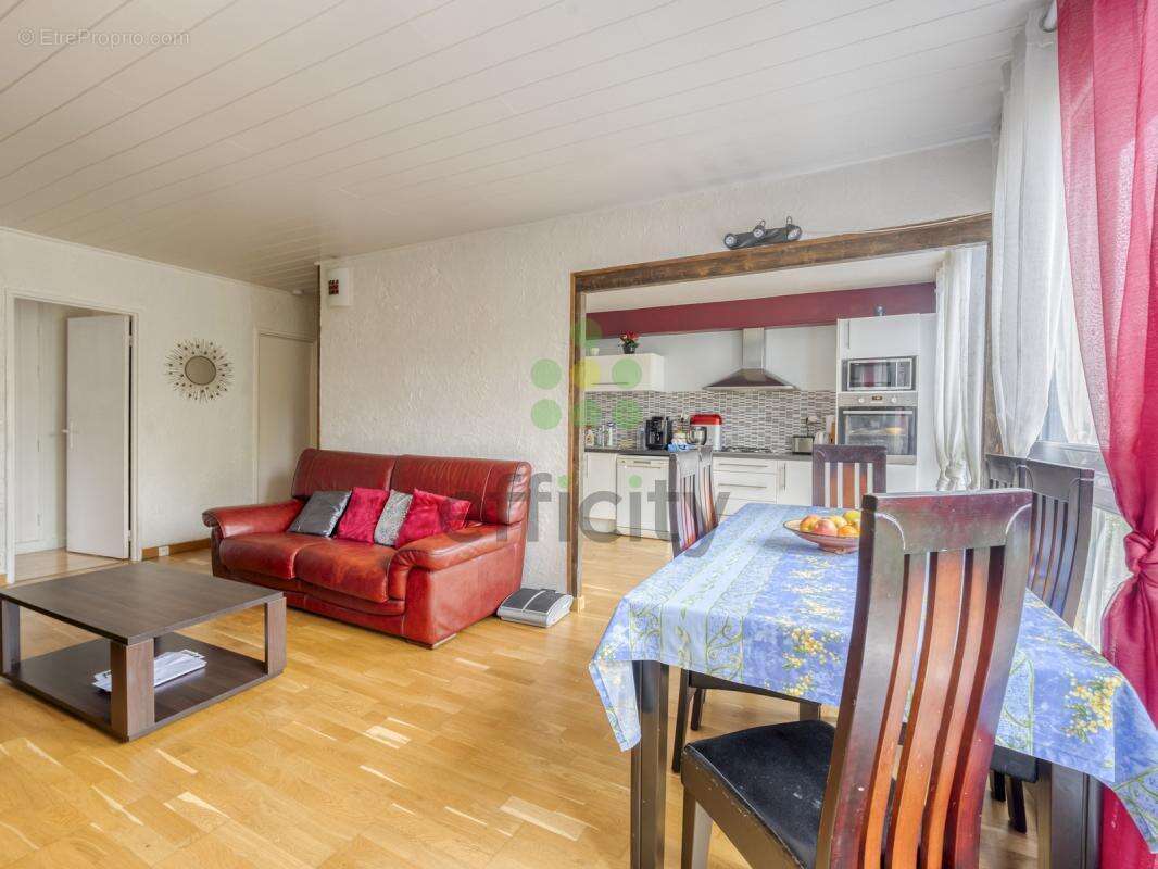 Appartement à COMBS-LA-VILLE
