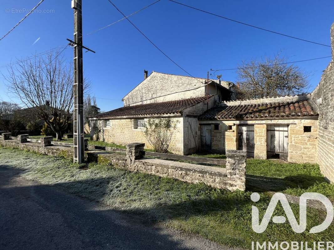 Maison 96 m² à Saint-Georges-De-Longuepierre  - photo 5