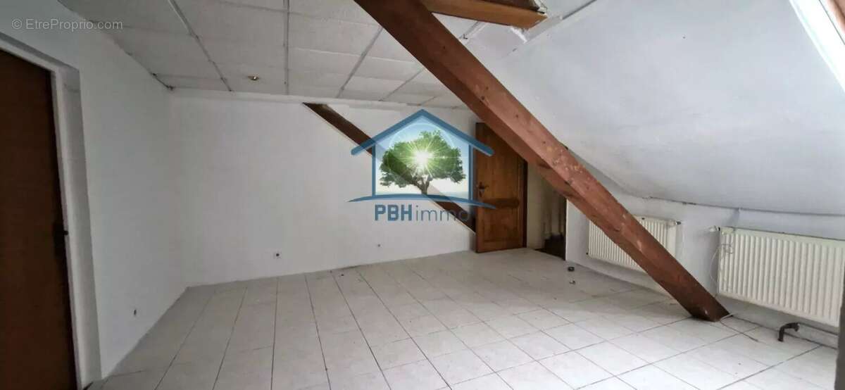 BITCHE (57) - Immeuble de rapport de 219,40 m², 10 pièces, 3 appartements + local commercial de 52 m² et petit jardin - photo 16