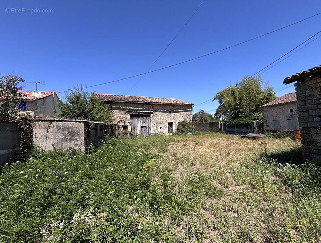 Deux granges avec dépendances et jardin offrant un fort potentiel de rénovation - photo 4