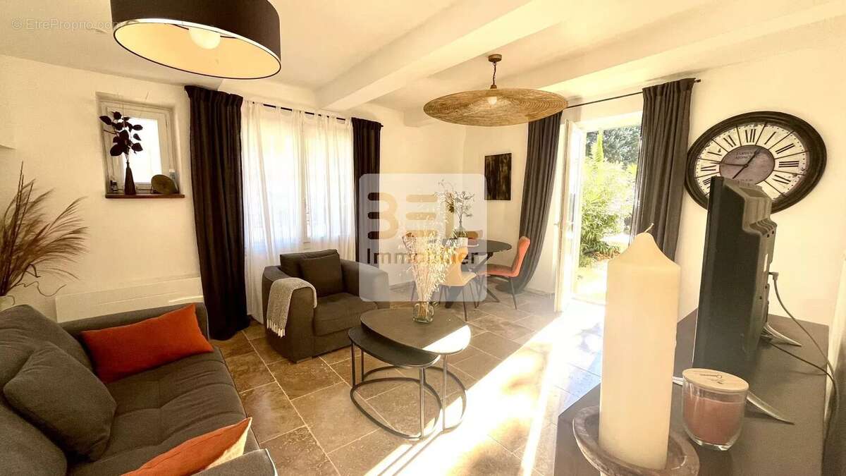 Maison à LAUDUN-L&#039;ARDOISE