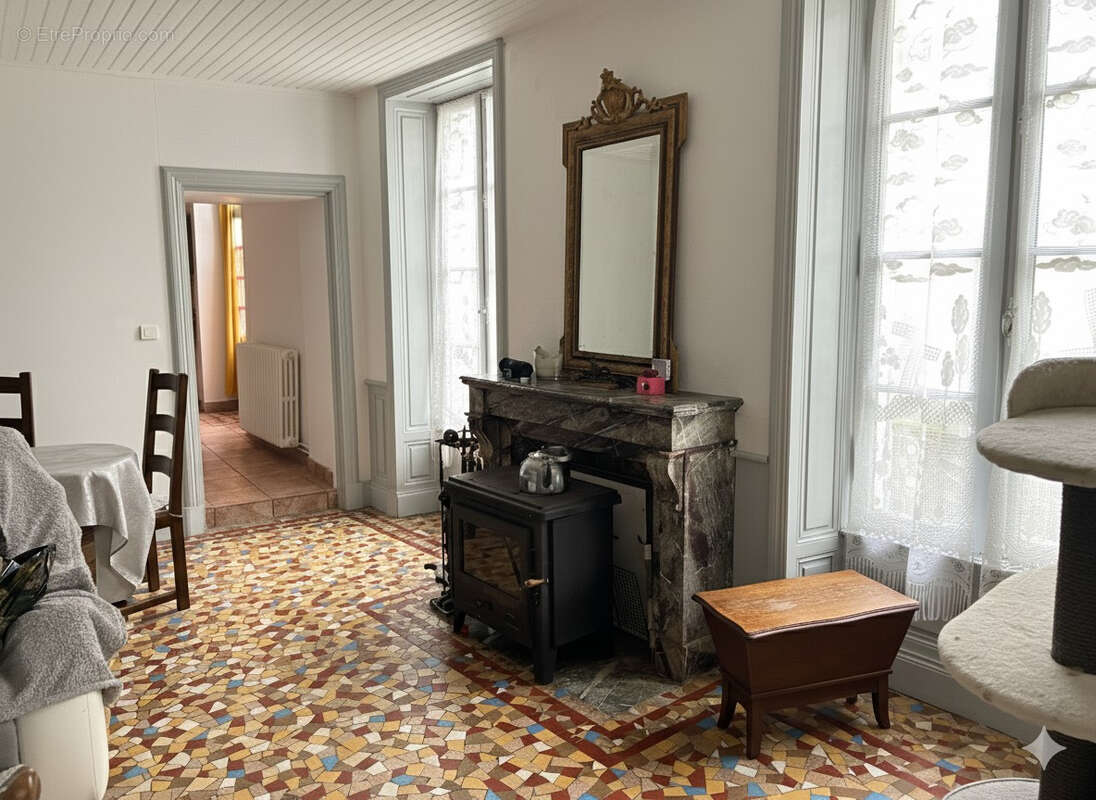 Maison à SAINT-JEAN-D'ANGELY