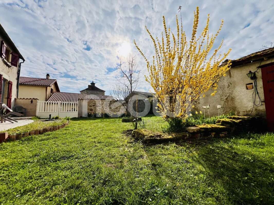 Maison à SAINT-CLEMENT-DE-REGNAT