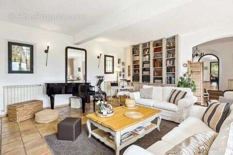 Maison à TOURRETTES