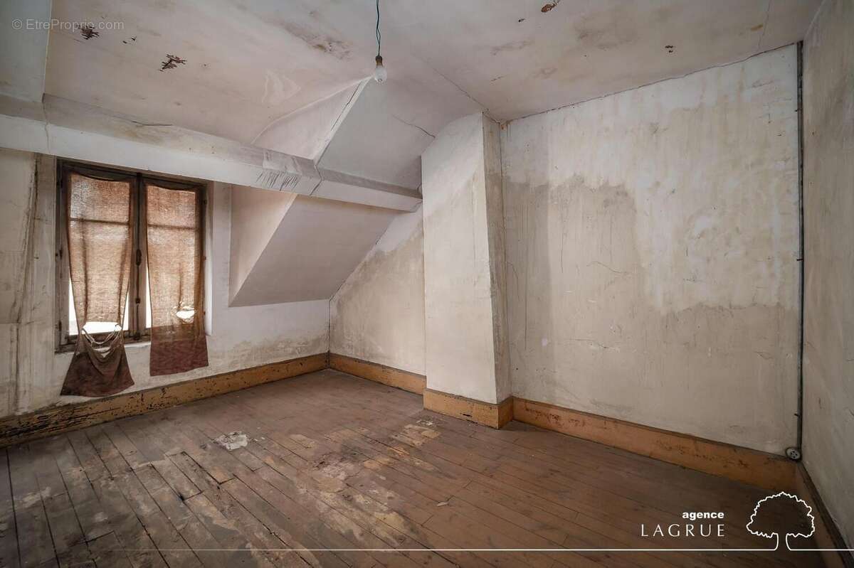   - Maison à VICHY
