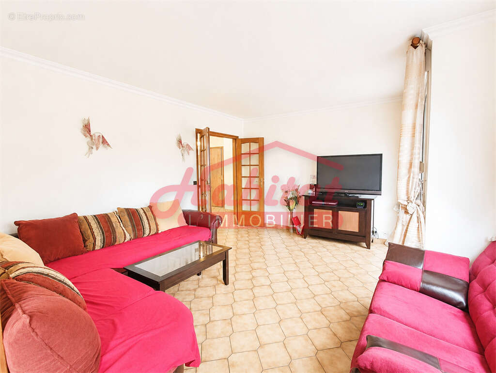 CHELLES - Appartement T4 avec 2 Chambres- Cave - Parkings - photo 11