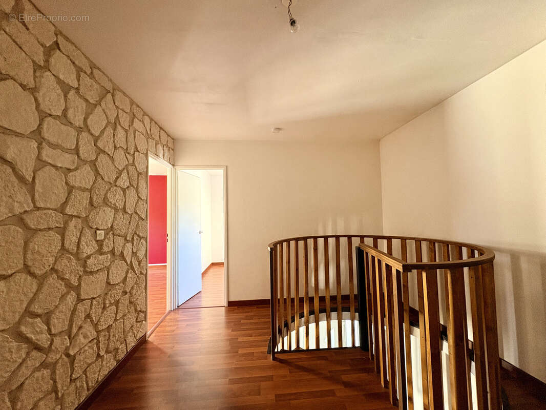 Maison familiale avec grand jardin et fort potentiel à Aoste - photo 11