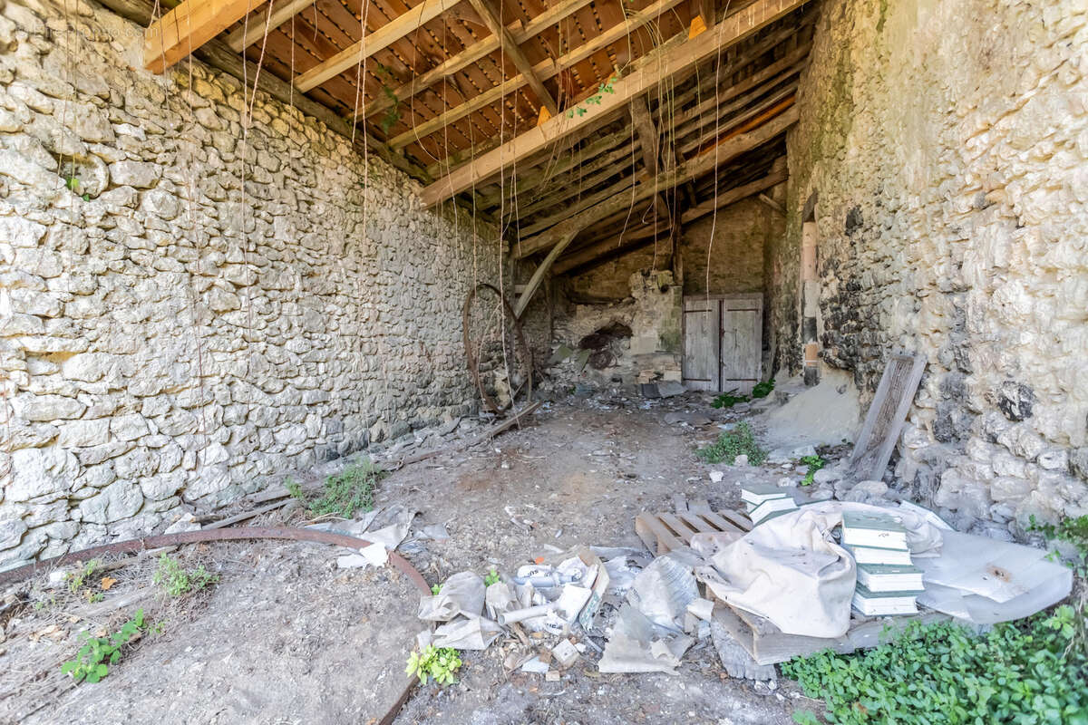 Maison en pierre à renover avec 3 granges - photo 6